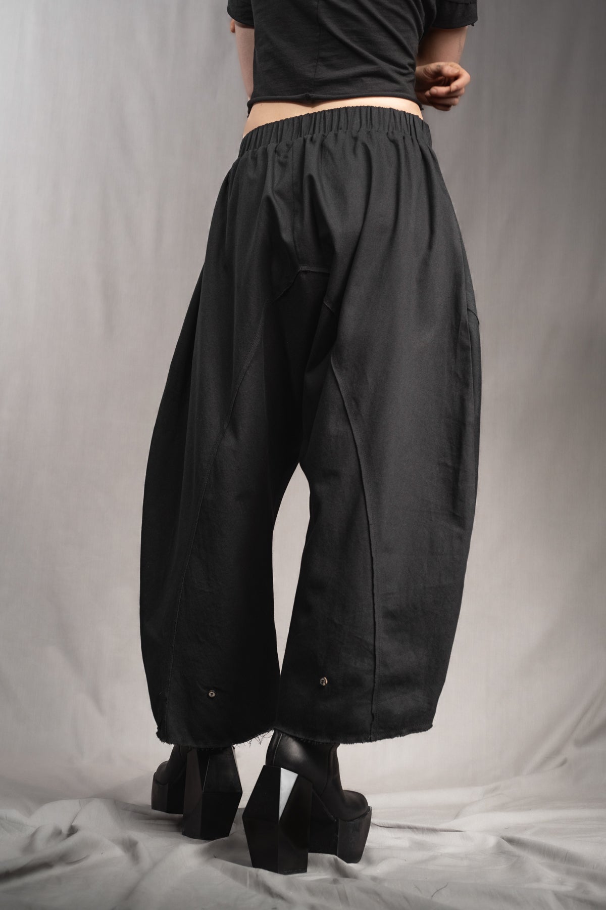 eigensinnig wien | Tuareg | Schwarze, leichte Designer Drop-Crotch Haremshose aus Baumwolle