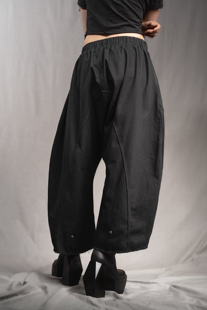 eigensinnig wien | Tuareg | Schwarze, leichte Designer Drop-Crotch Haremshose aus Baumwolle