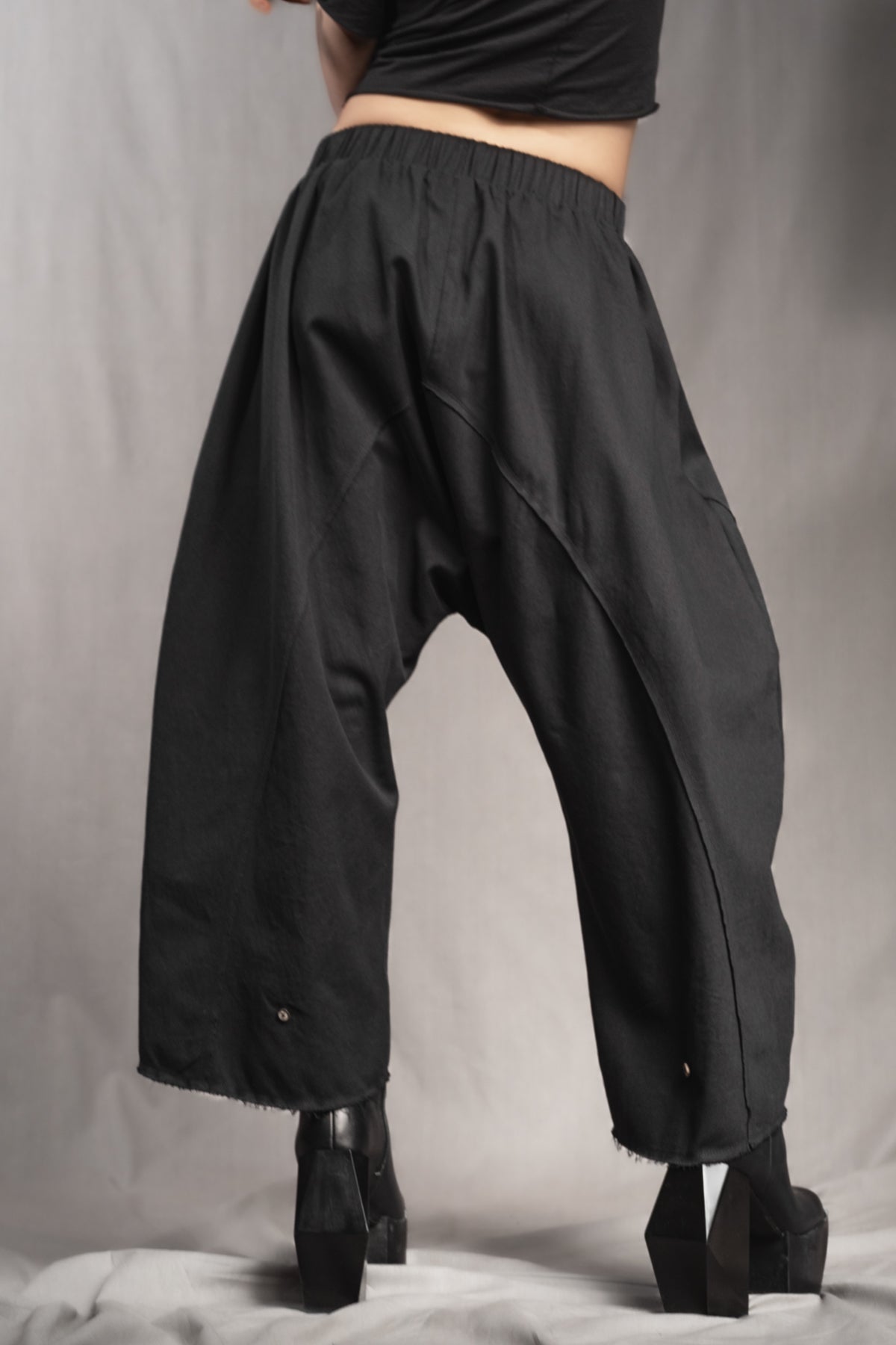 eigensinnig wien | Tuareg | Schwarze, leichte Designer Drop-Crotch Haremshose aus Baumwolle