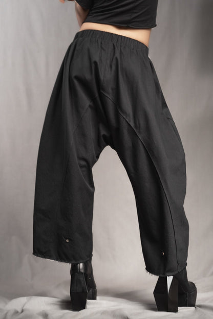 eigensinnig wien | Tuareg | Schwarze, leichte Designer Drop-Crotch Haremshose aus Baumwolle