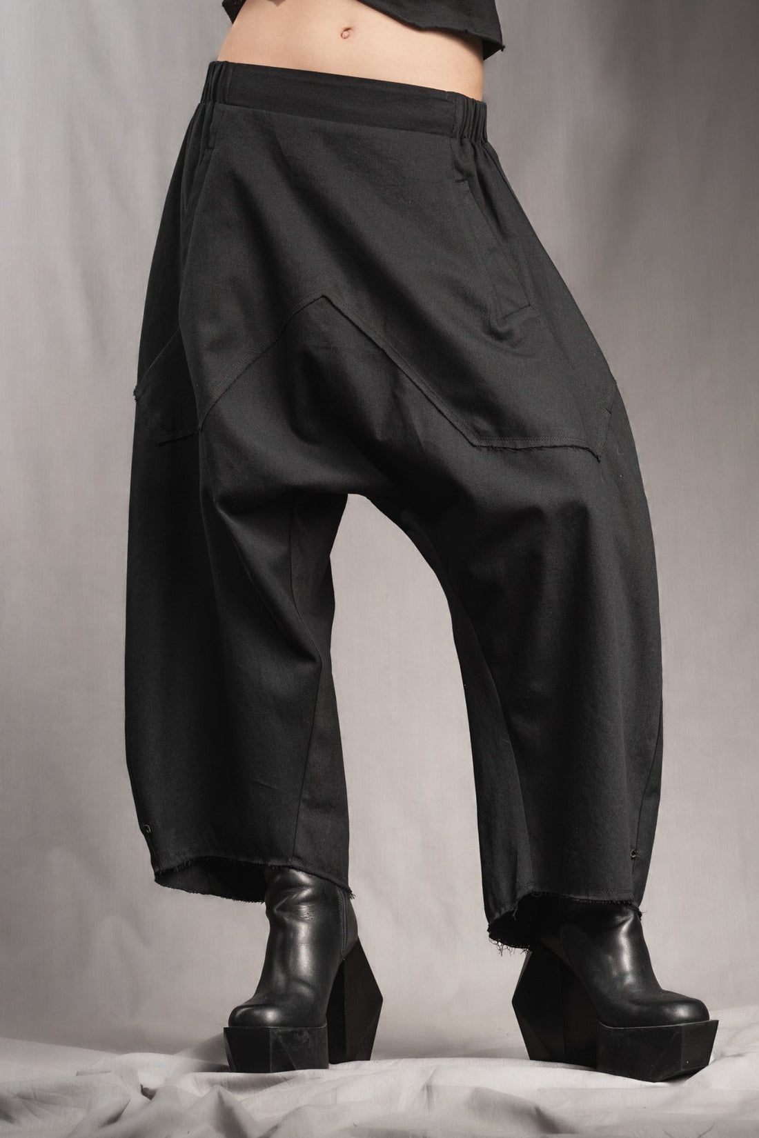 eigensinnig wien | Tuareg | Schwarze, leichte Designer Drop-Crotch Haremshose aus Baumwolle