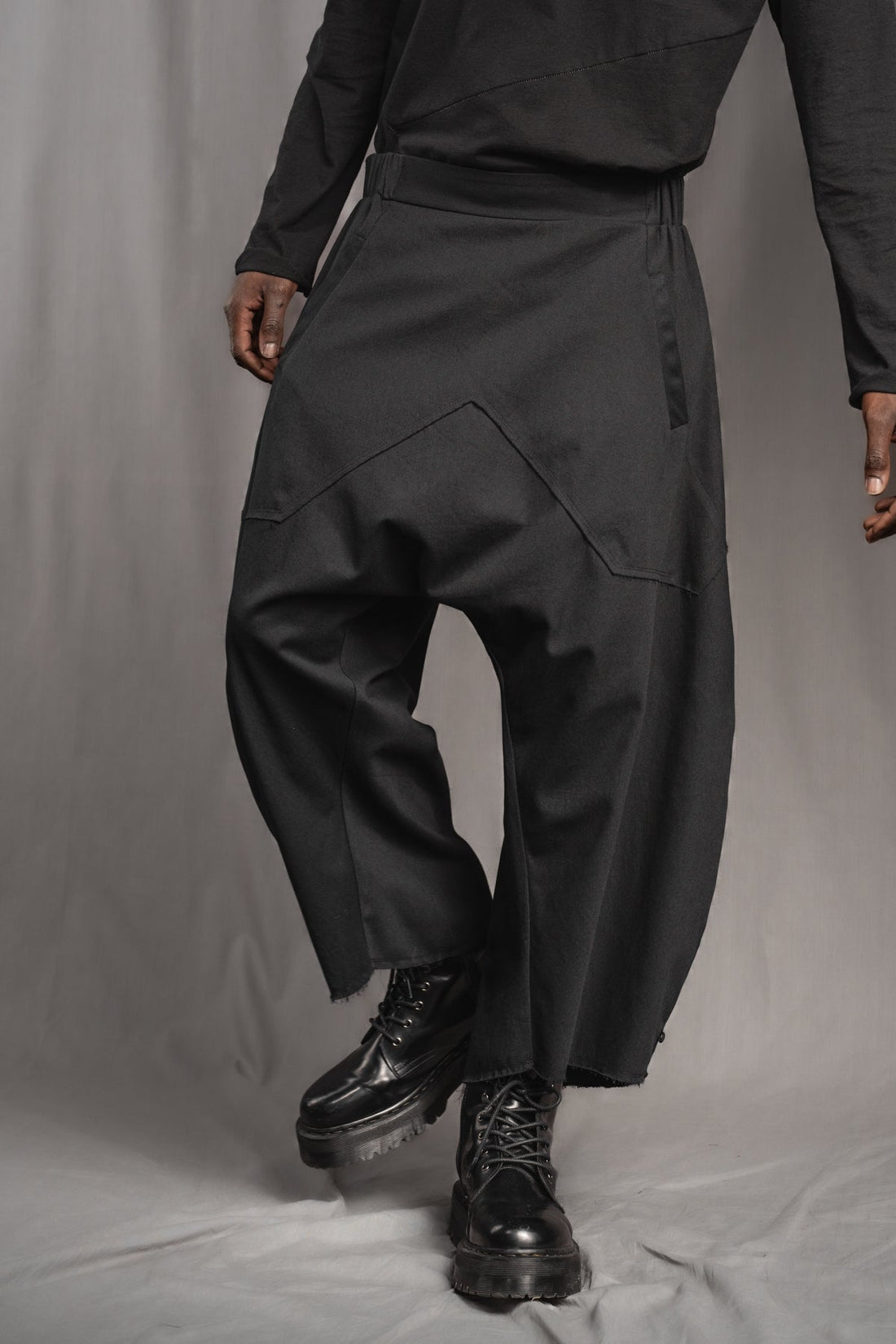 eigensinnig wien | Tuareg | Schwarze, leichte Designer Drop-Crotch Haremshose aus Baumwolle