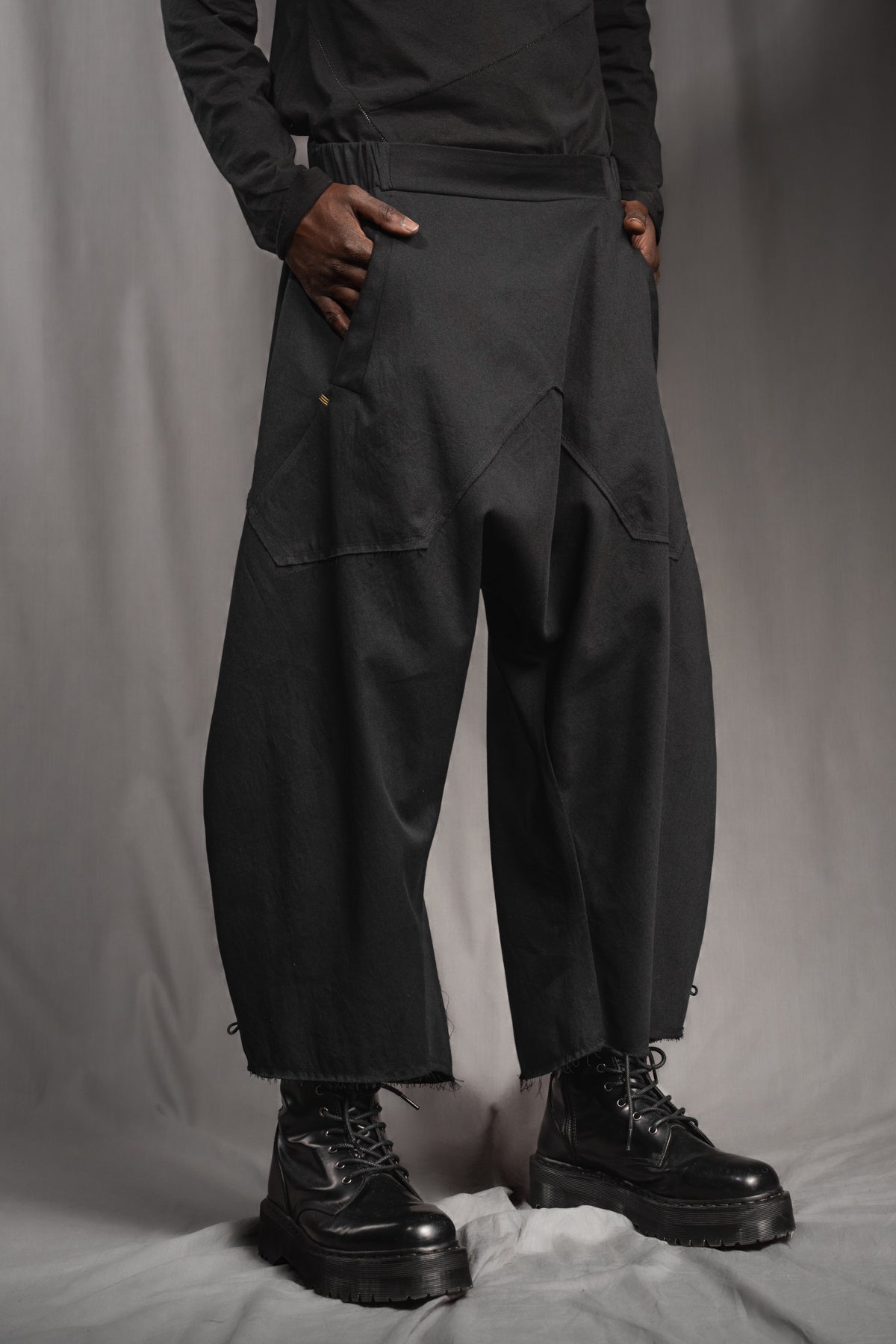 eigensinnig wien | Tuareg | Schwarze, leichte Designer Drop-Crotch Haremshose aus Baumwolle