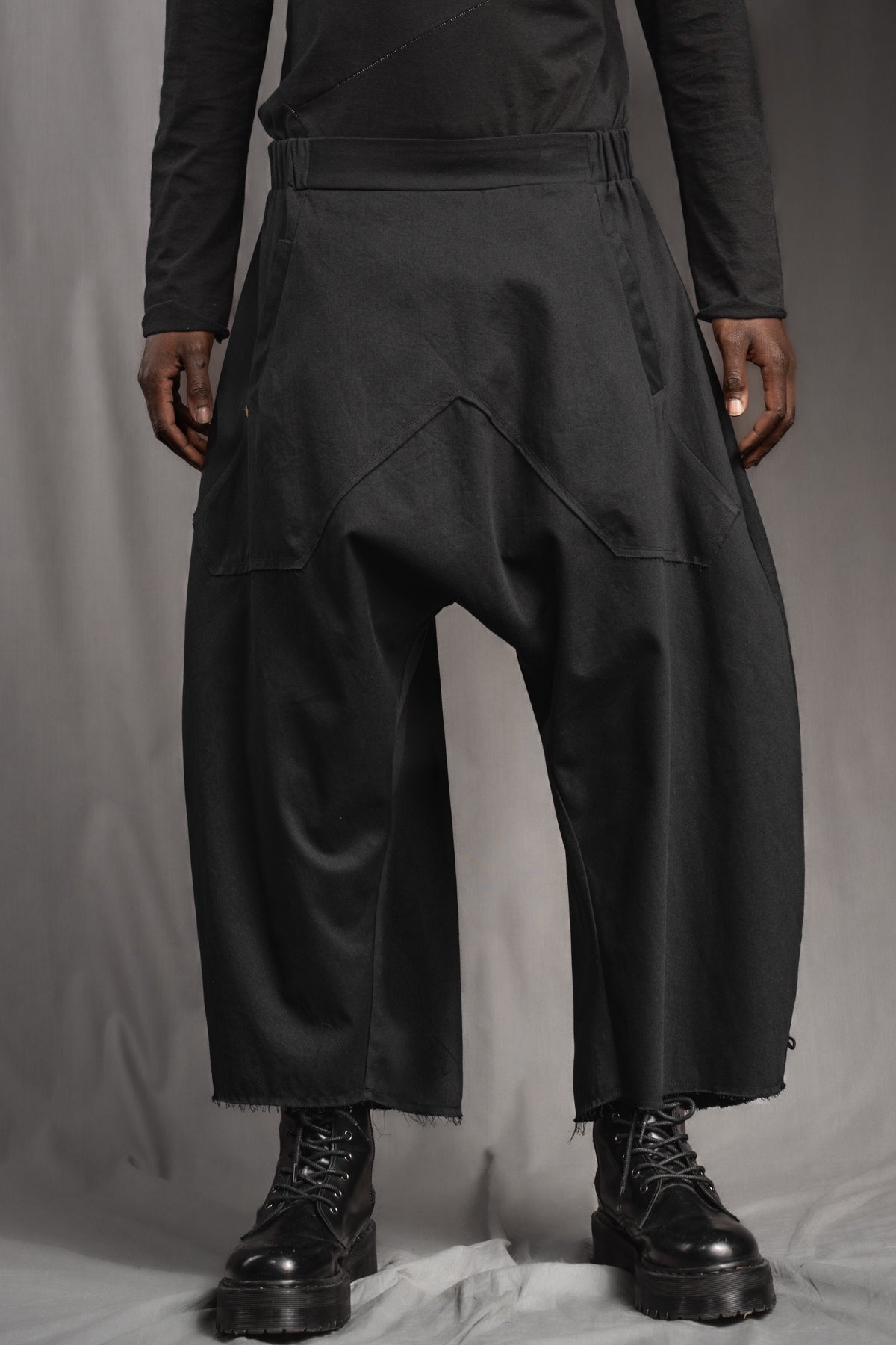 eigensinnig wien | Tuareg | Schwarze, leichte Designer Drop-Crotch Haremshose aus Baumwolle