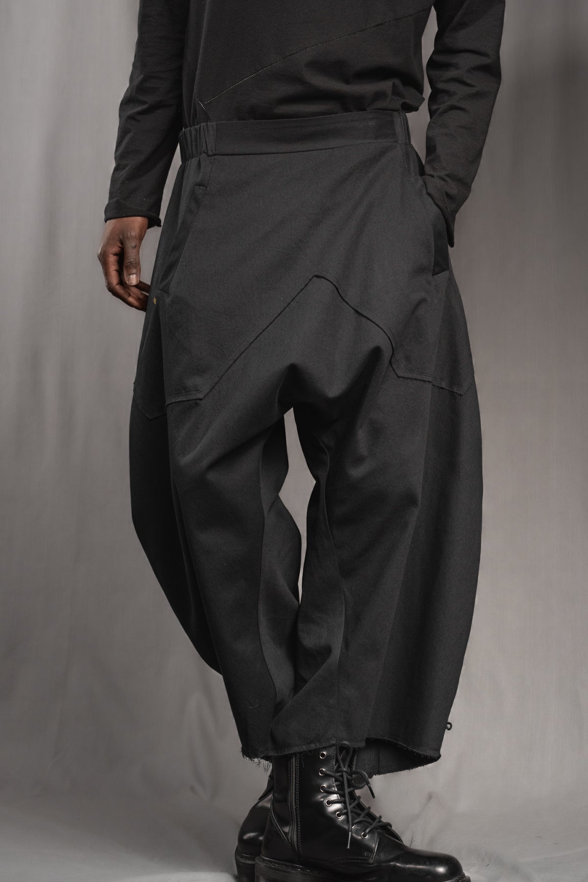 eigensinnig wien | Tuareg | Schwarze, leichte Designer Drop-Crotch Haremshose aus Baumwolle