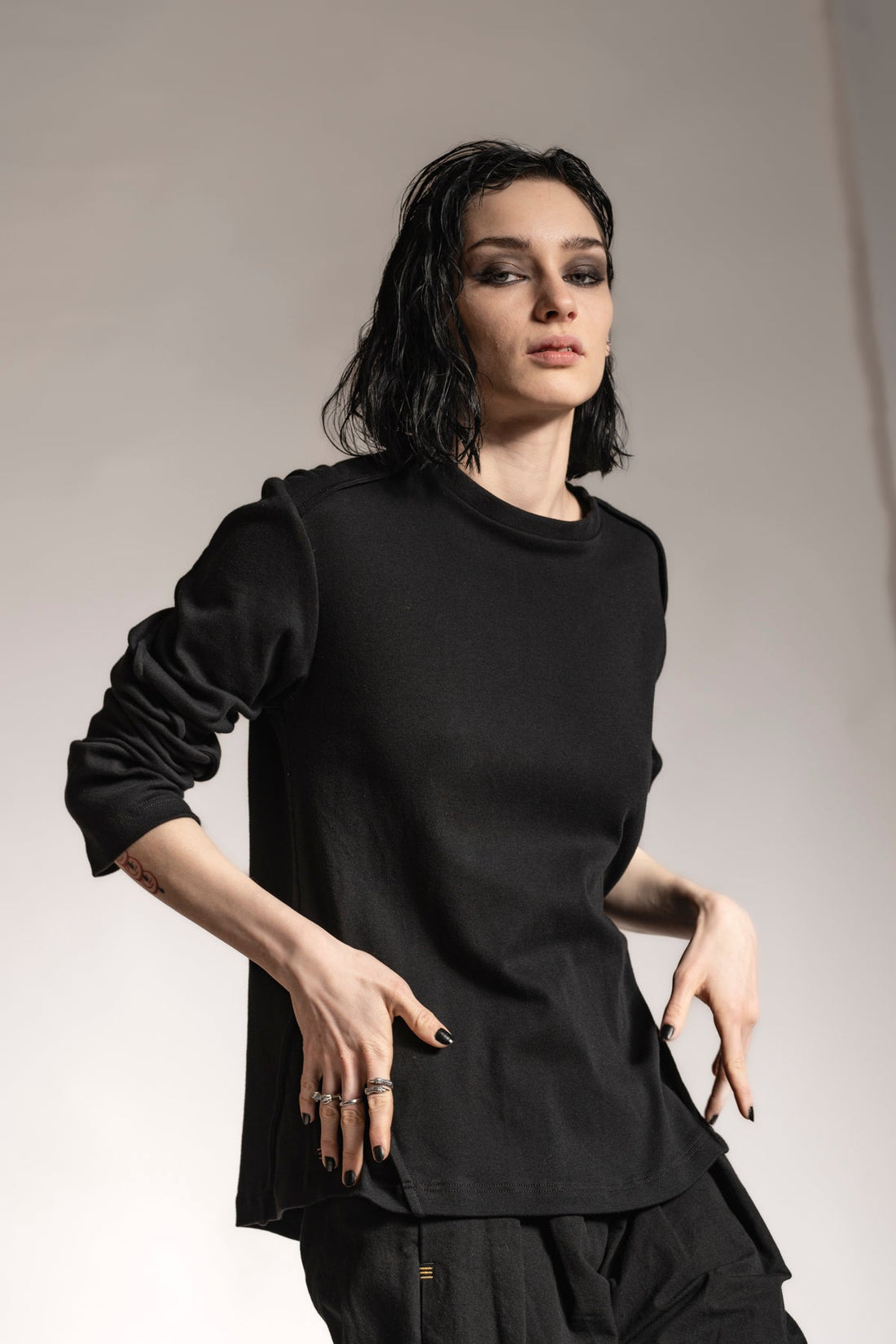eigensinnig wien | Tyche | Eleganter Designer Pullover in Schwarz aus Baumwolle