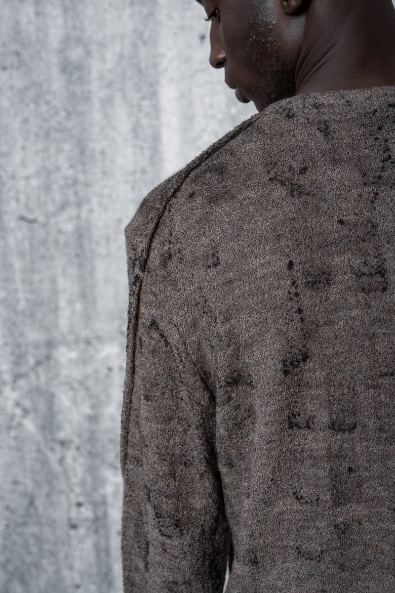 eigensinnig wien | Tyche | Herren Strickpullover aus Schurwolle mit handgefärbtem Muster