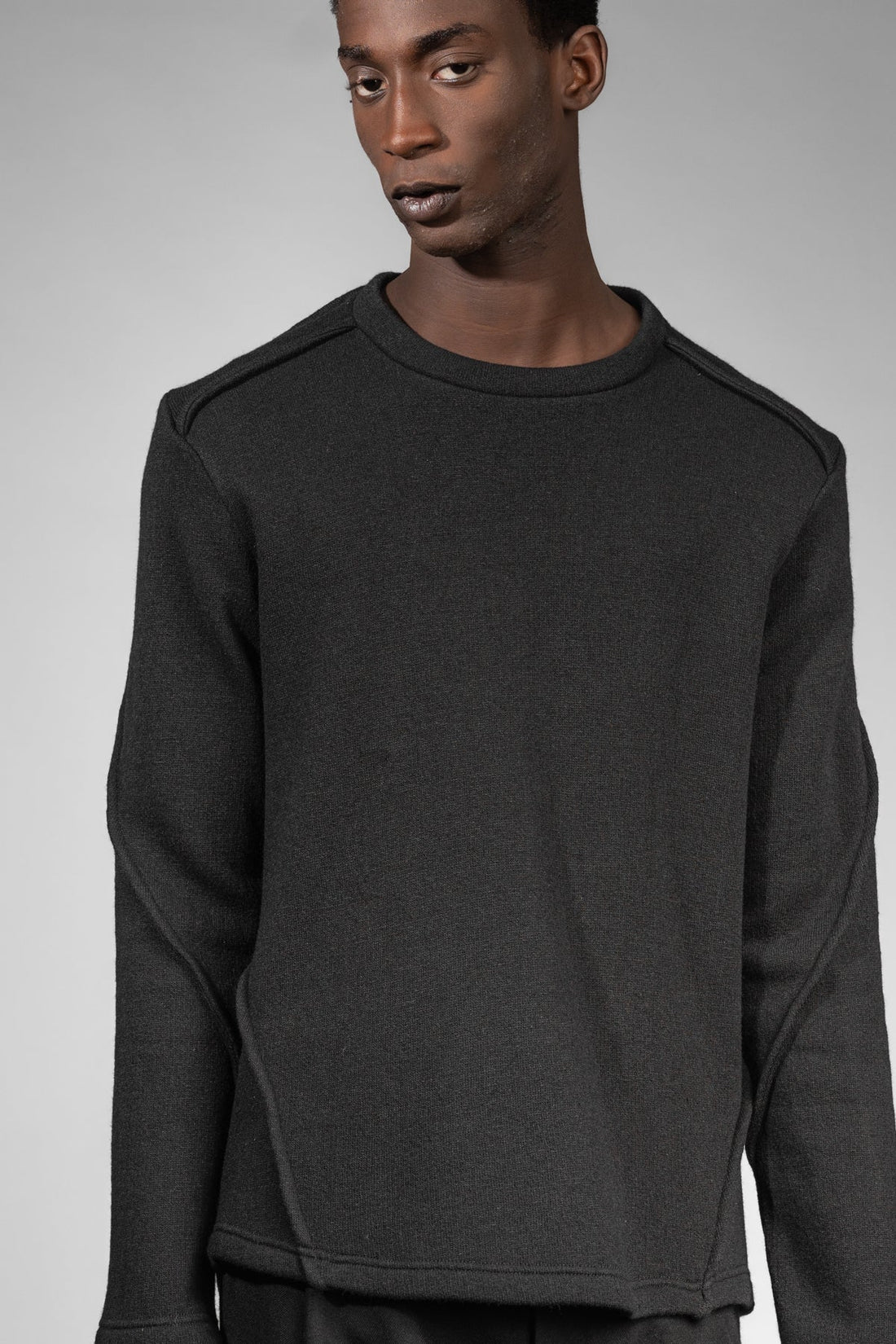 eigensinnig wien | Tyche | Schwarzer Wollpullover mit Rundhals für Damen und Herren