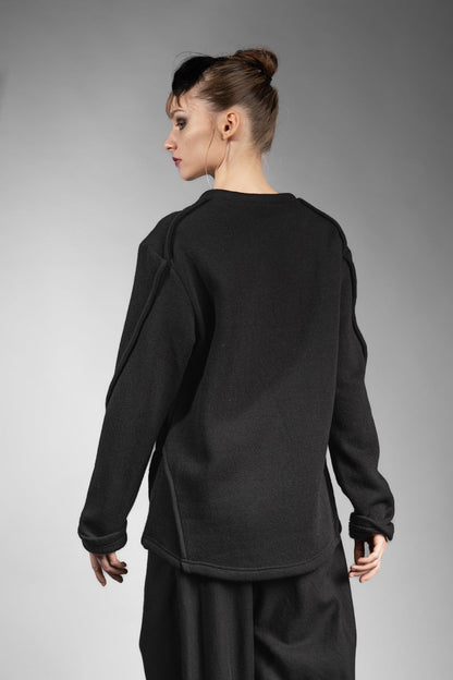 eigensinnig wien | Tyche | Schwarzer Wollpullover mit Rundhals für Damen und Herren