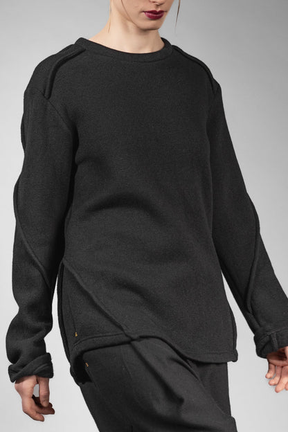 eigensinnig wien | Tyche | Schwarzer Wollpullover mit Rundhals für Damen und Herren