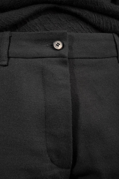 eigensinnig wien | Victoria | Schwarze, schmale Damen Anzug-Wollhose aus exklusiver japanischer Wolle