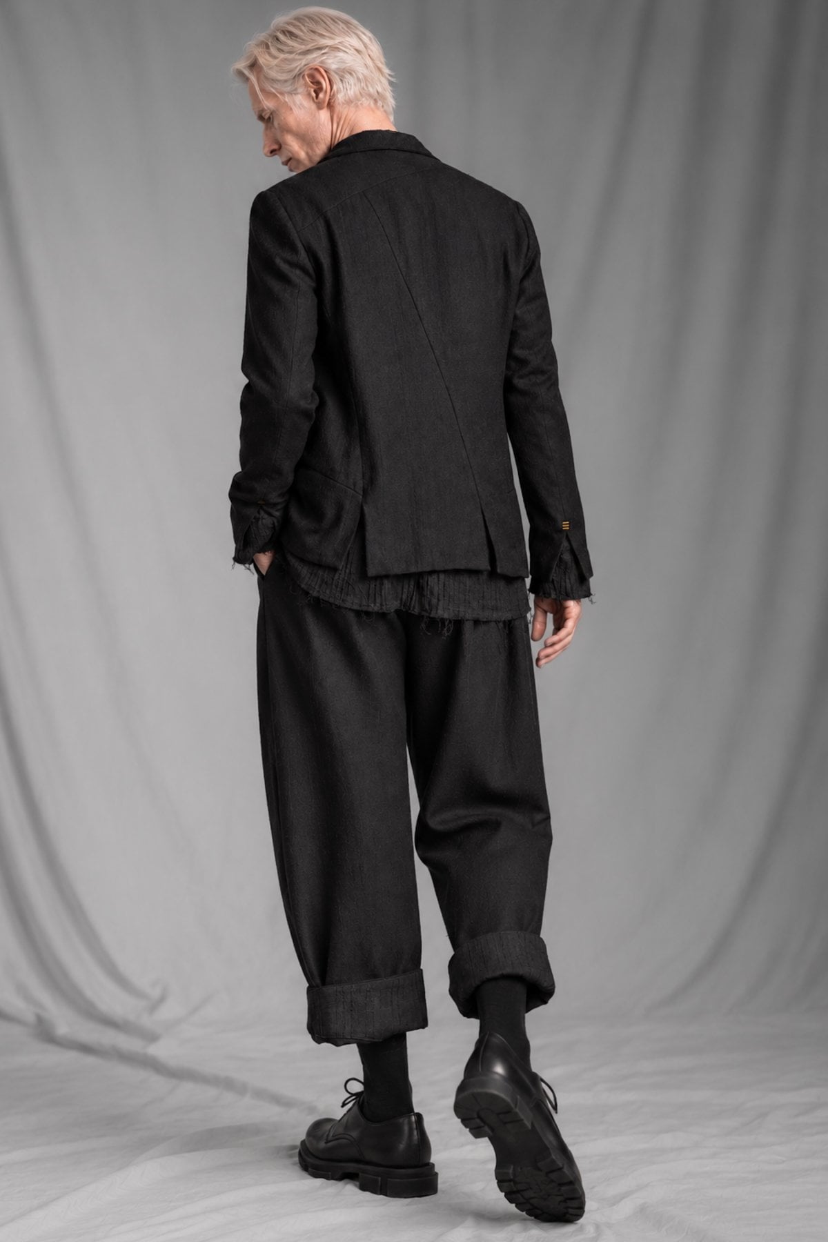 eigensinnig wien | VinFra | Schwarzer Designer-Anzug für Herren mit weiter Bundfaltenhose aus italienischer Wolle