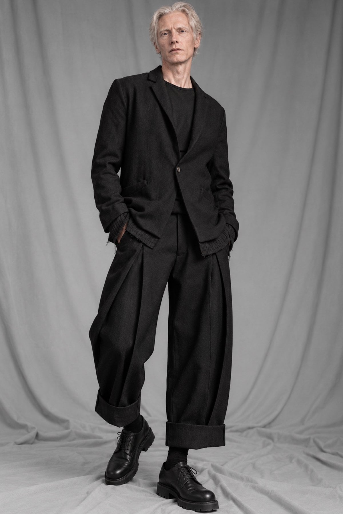 eigensinnig wien | VinFra | Schwarzer Designer-Anzug für Herren mit weiter Bundfaltenhose aus italienischer Wolle