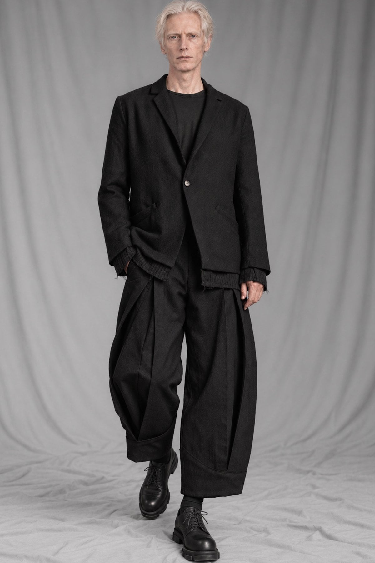 eigensinnig wien | VinFra | Schwarzer Designer-Anzug für Herren mit weiter Bundfaltenhose aus italienischer Wolle