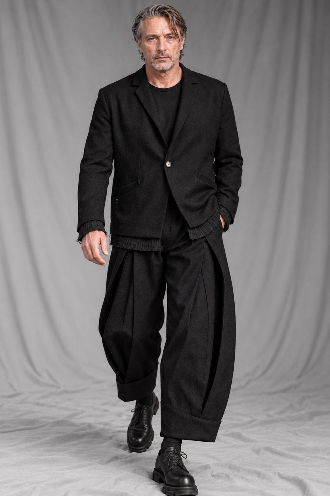 eigensinnig wien | VinFra | Schwarzer Designer-Anzug für Herren mit weiter Bundfaltenhose aus italienischer Wolle