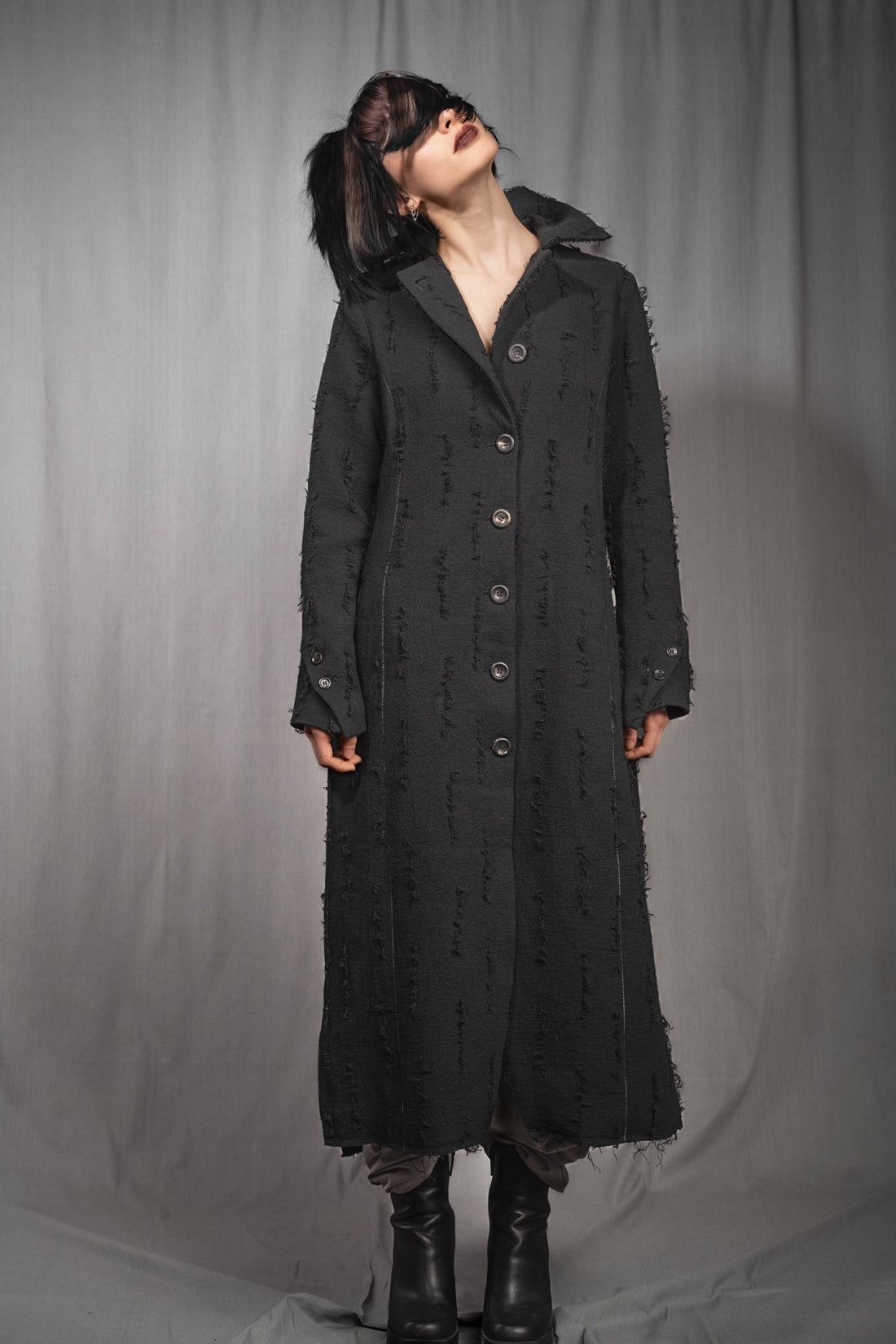 eigensinnig wien | Voltaire | Extravaganter Designer Damen Avantgarde-Langmantel in Grau