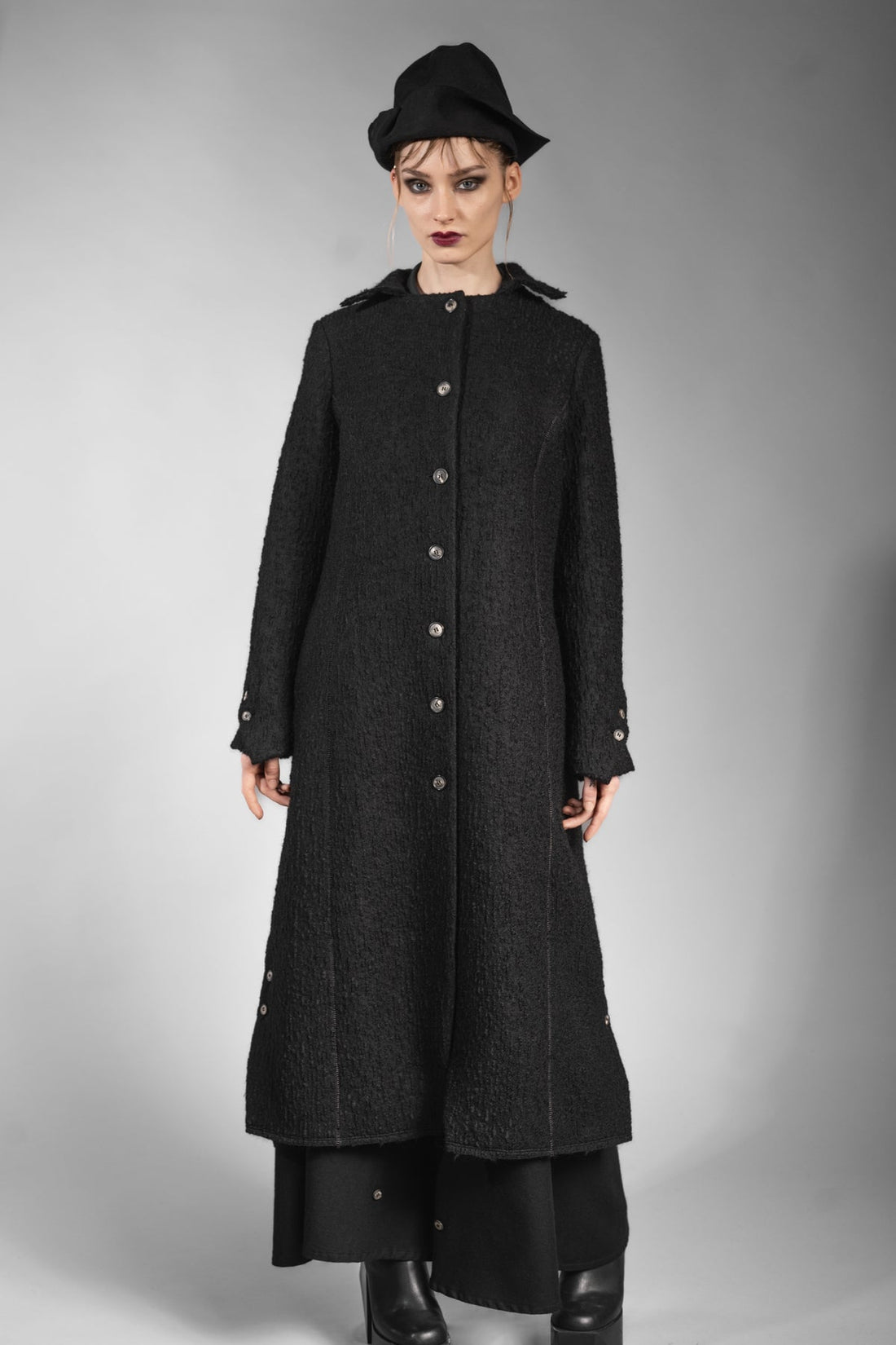 eigensinnig wien | Voltaire | Langer, schwarzer Designer Wintermantel für Damen aus japanischer Wolle