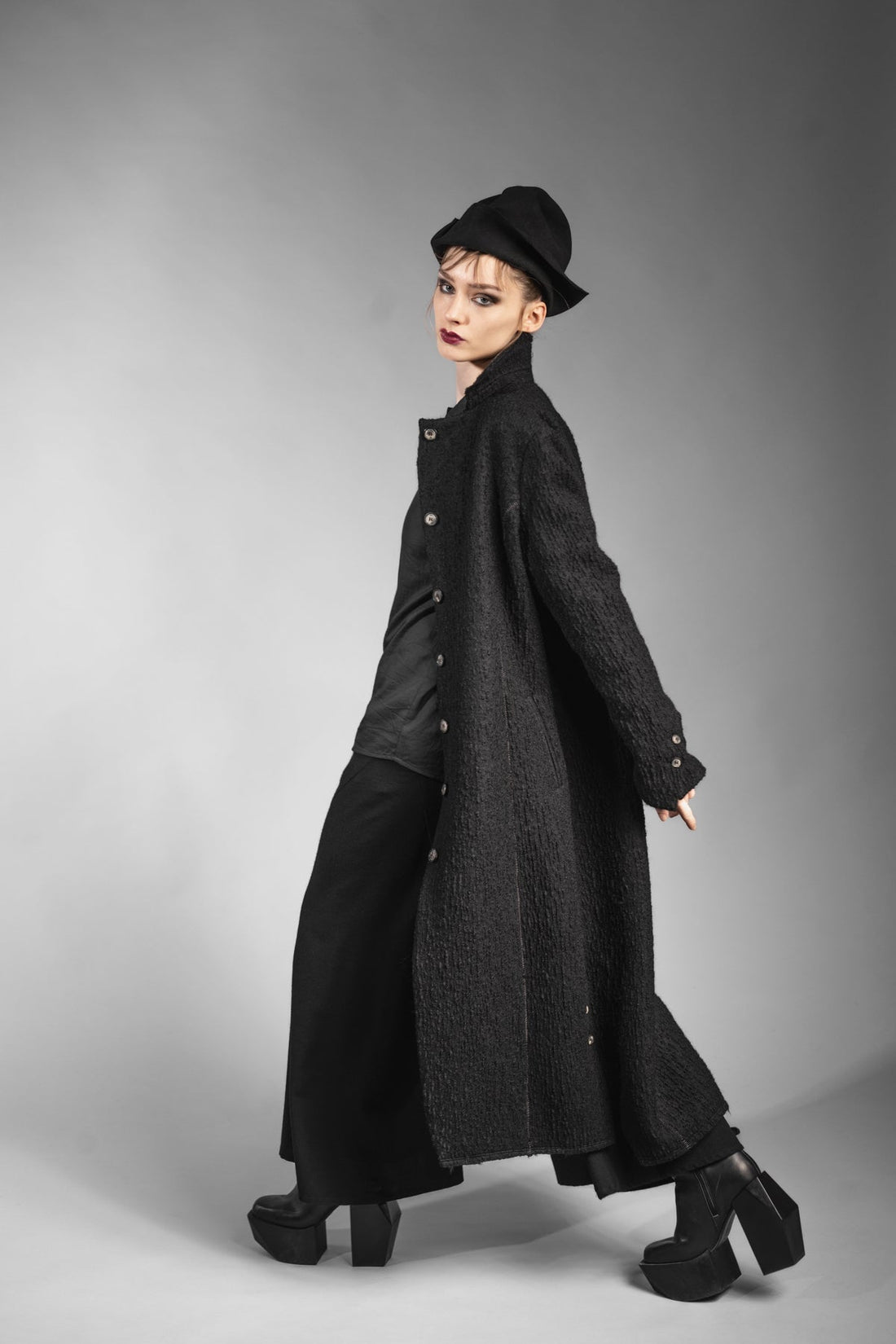 eigensinnig wien | Voltaire | Langer, schwarzer Designer Wintermantel für Damen aus japanischer Wolle
