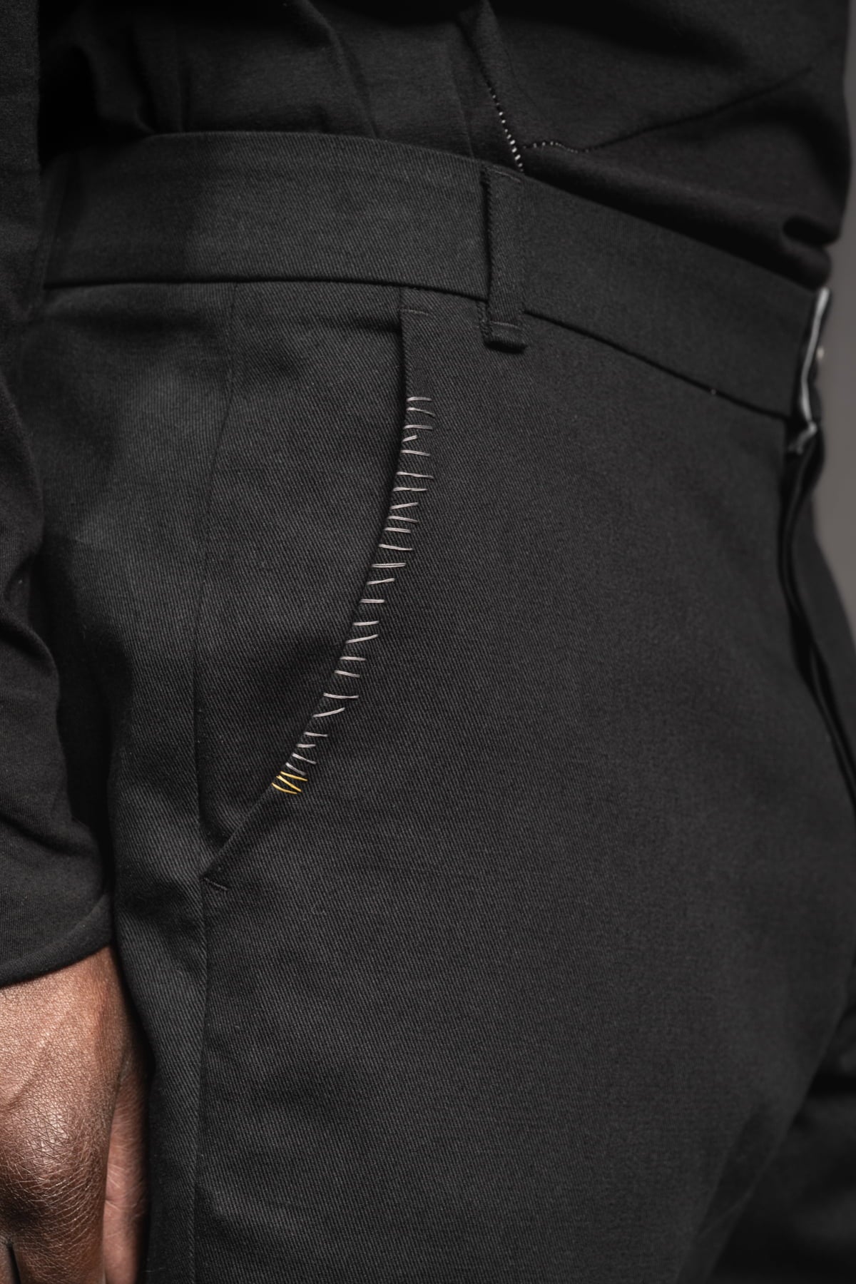 eigensinnig wien | WalEgo | Schwarzer Herren Designeranzug mit weiter Hose aus leichter Baumwolle