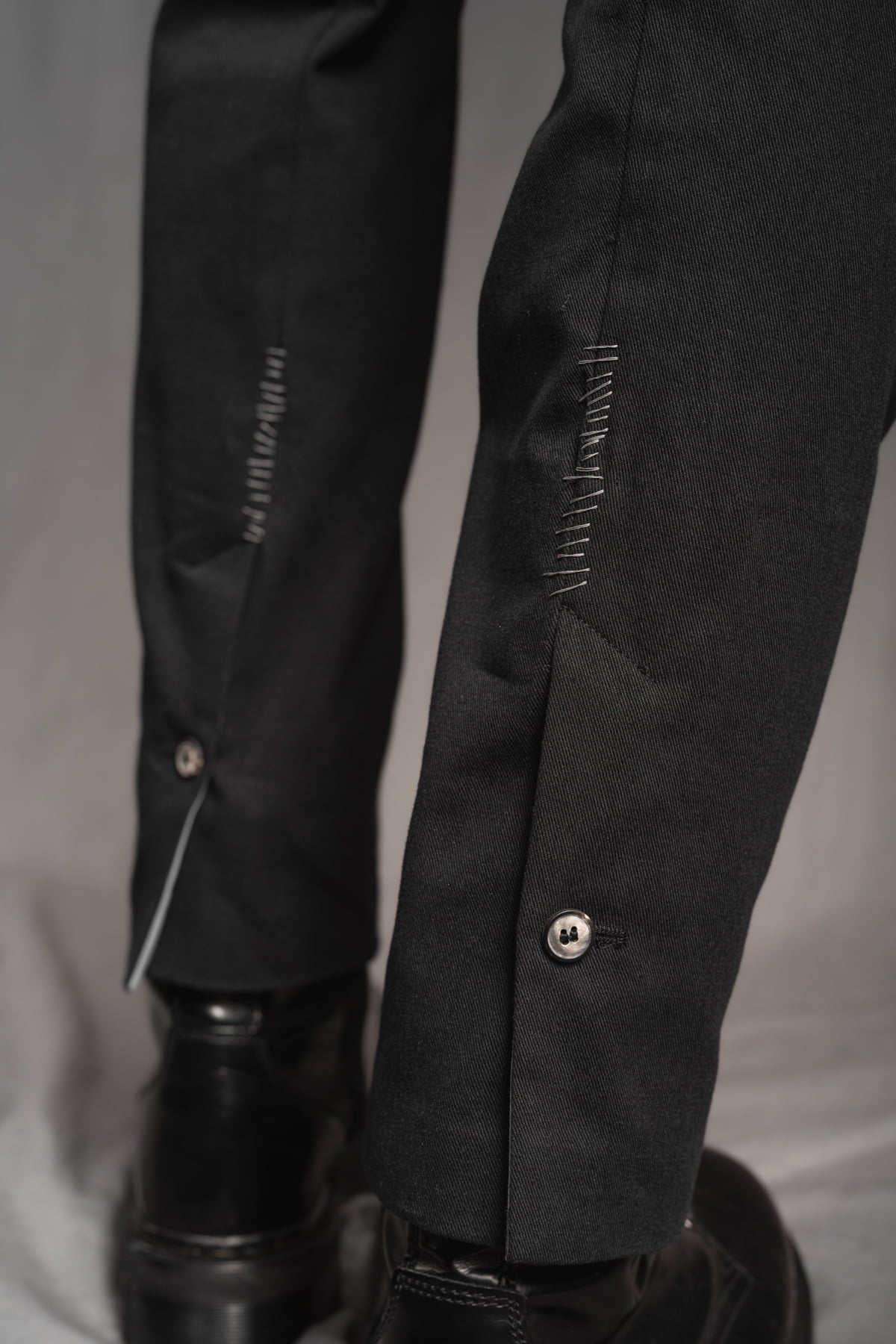 eigensinnig wien | WalEgo | Schwarzer Herren Designeranzug mit weiter Hose aus leichter Baumwolle