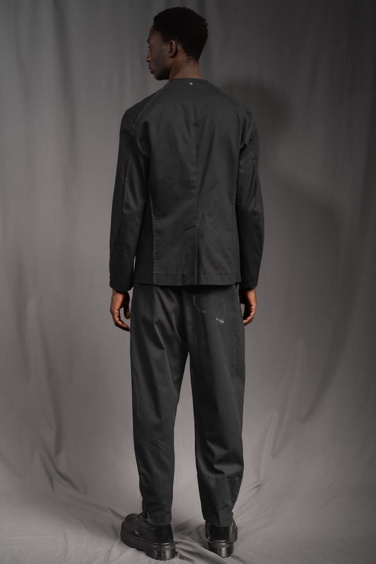 eigensinnig wien | WalEgo | Schwarzer Herren Designeranzug mit weiter Hose aus leichter Baumwolle