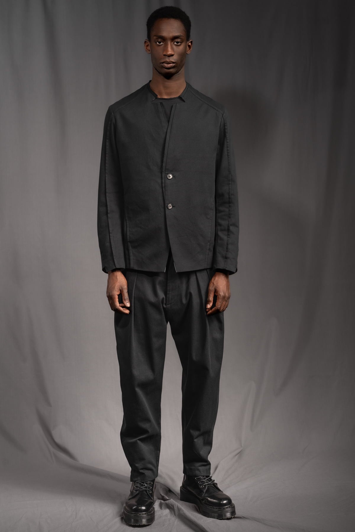 eigensinnig wien | WalEgo | Schwarzer Herren Designeranzug mit weiter Hose aus leichter Baumwolle