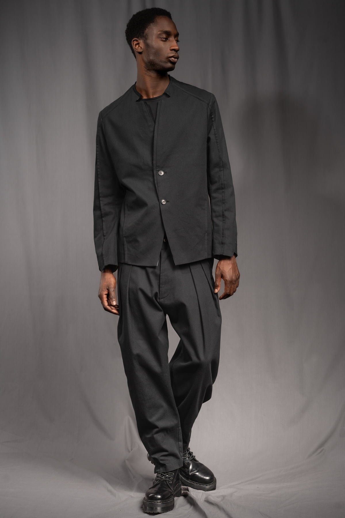 eigensinnig wien | WalEgo | Schwarzer Herren Designeranzug mit weiter Hose aus leichter Baumwolle