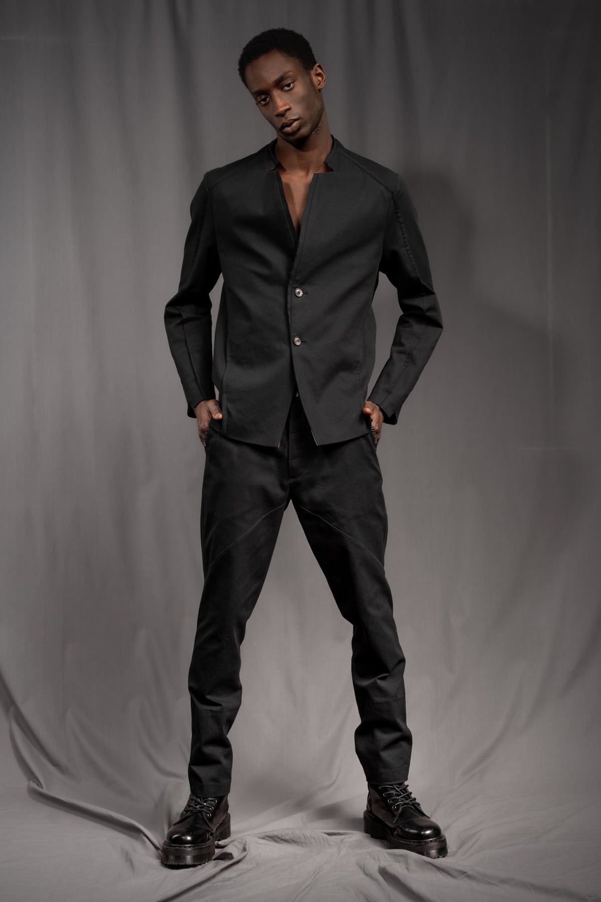 eigensinnig wien | WalEis | Außergewöhnlicher, schwarzer Designer Anzug für Herren aus leichter Baumwolle