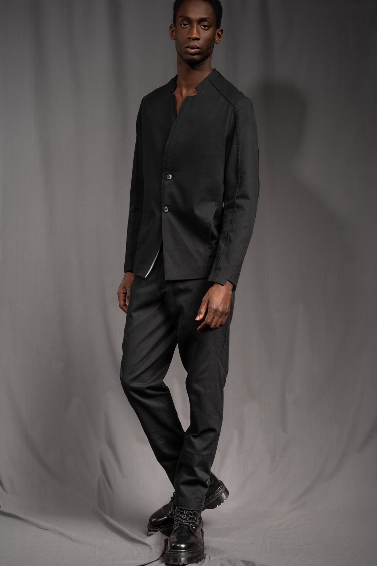 eigensinnig wien | WalEis | Außergewöhnlicher, schwarzer Designer Anzug für Herren aus leichter Baumwolle