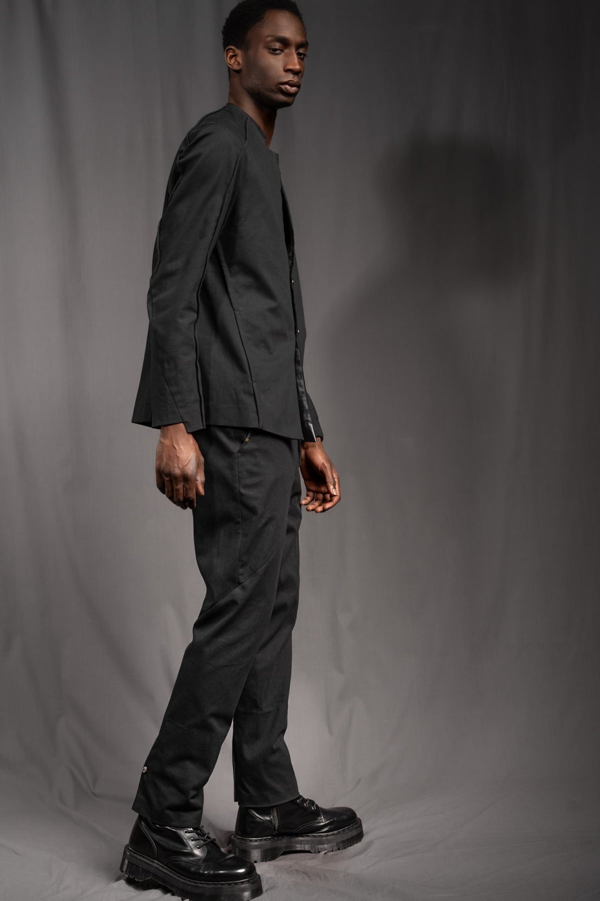 eigensinnig wien | WalEis | Außergewöhnlicher, schwarzer Designer Anzug für Herren aus leichter Baumwolle