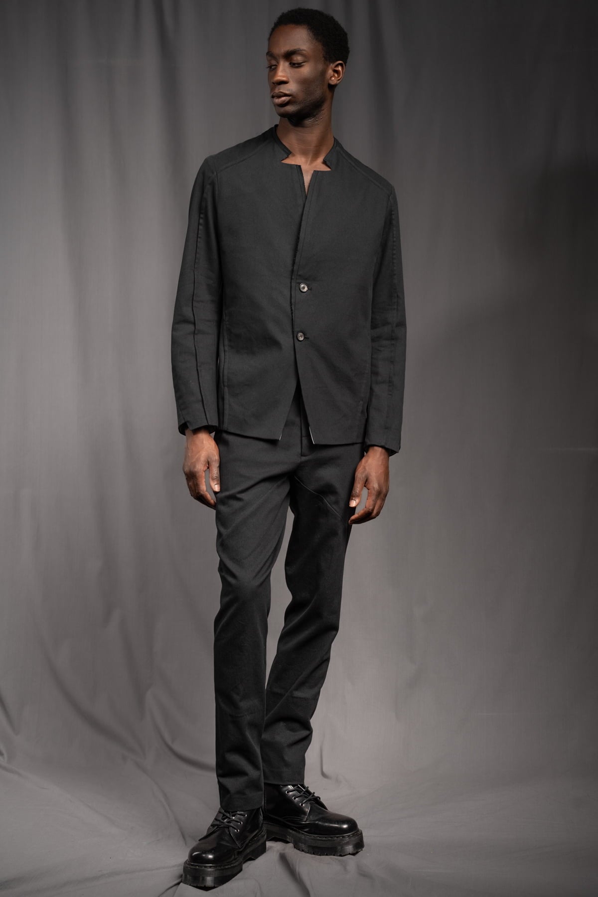 eigensinnig wien | WalEis | Außergewöhnlicher, schwarzer Designer Anzug für Herren aus leichter Baumwolle