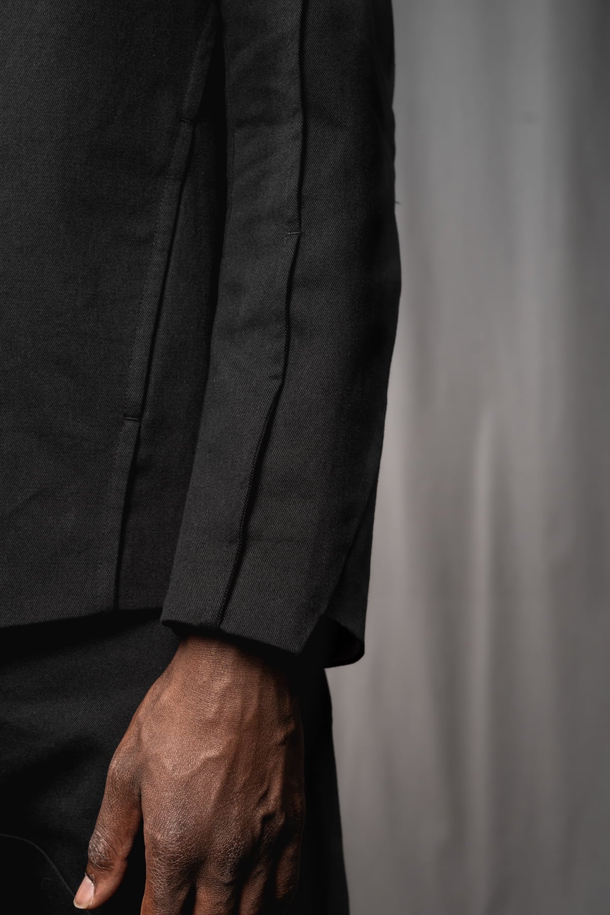 eigensinnig wien | WalEis | Außergewöhnlicher, schwarzer Designer Anzug für Herren aus leichter Baumwolle