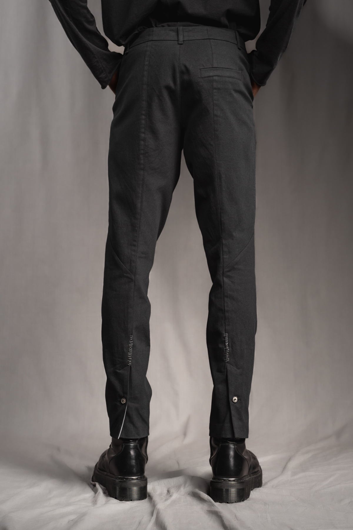 eigensinnig wien | WalEis | Außergewöhnlicher, schwarzer Designer Anzug für Herren aus leichter Baumwolle