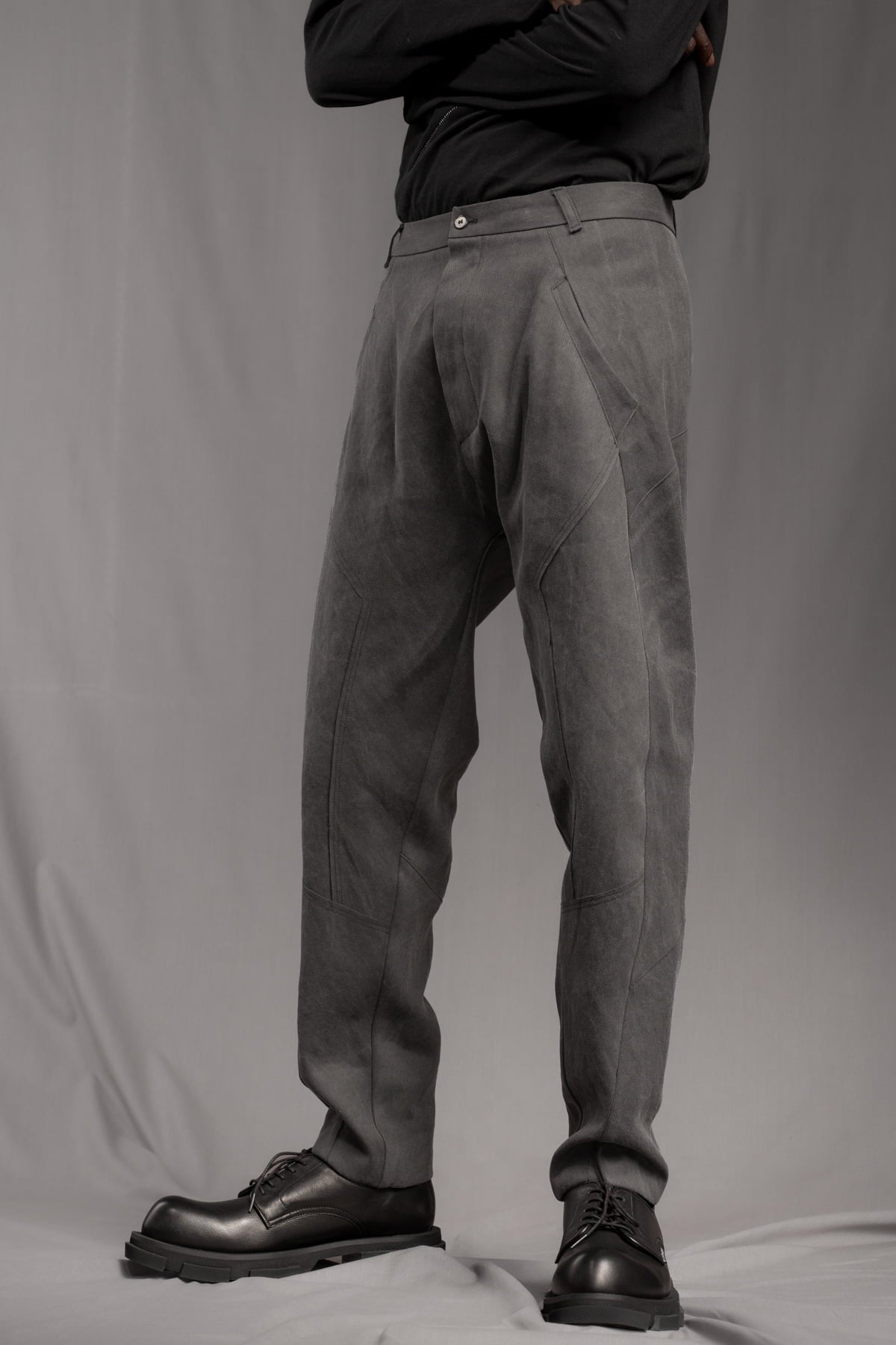eigensinnig wien | Walking Man | Avantgardistische Cold Dyed Rigid Denim Hose für Herren in Moosgrau