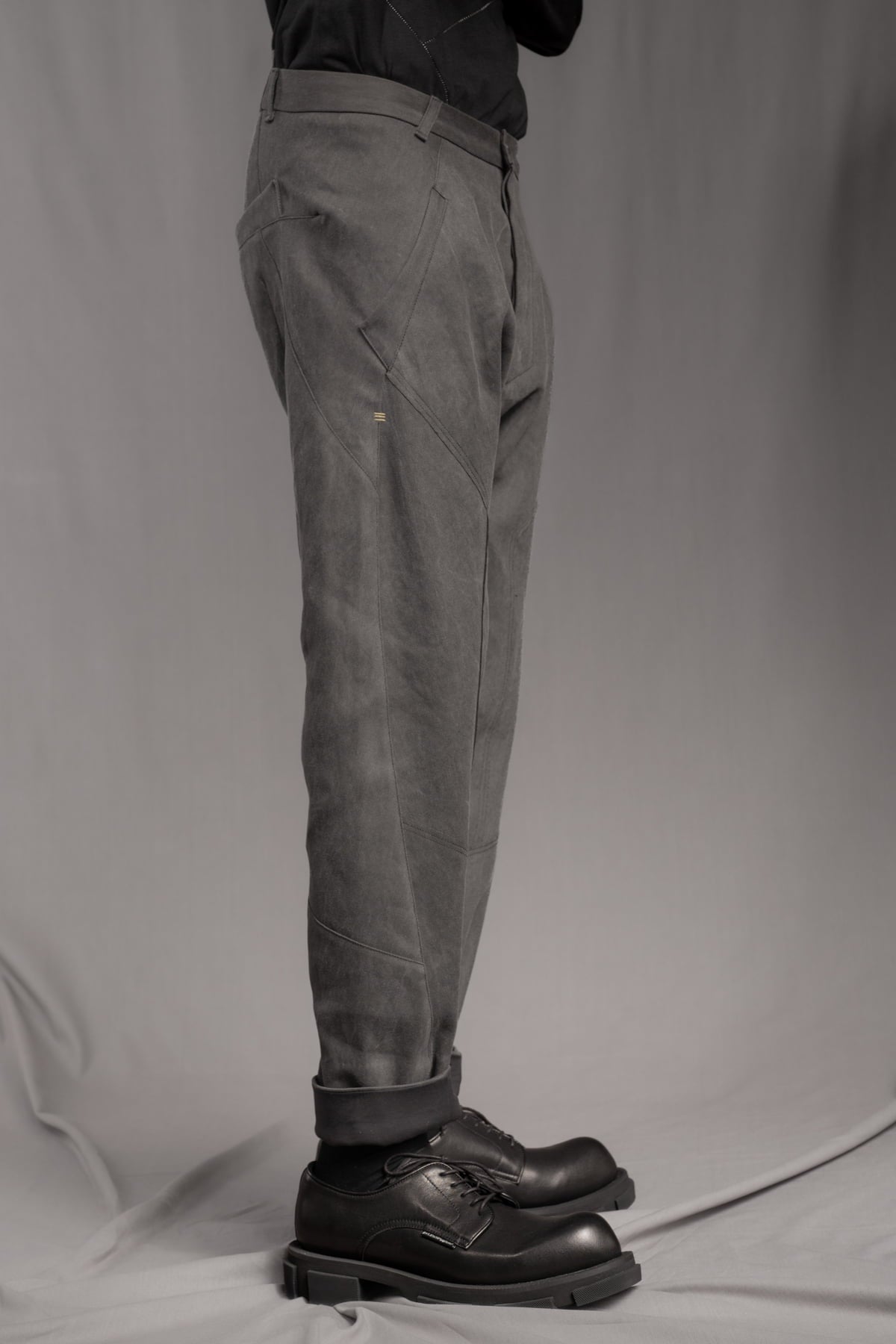 eigensinnig wien | Walking Man | Avantgardistische Cold Dyed Rigid Denim Hose für Herren in Moosgrau