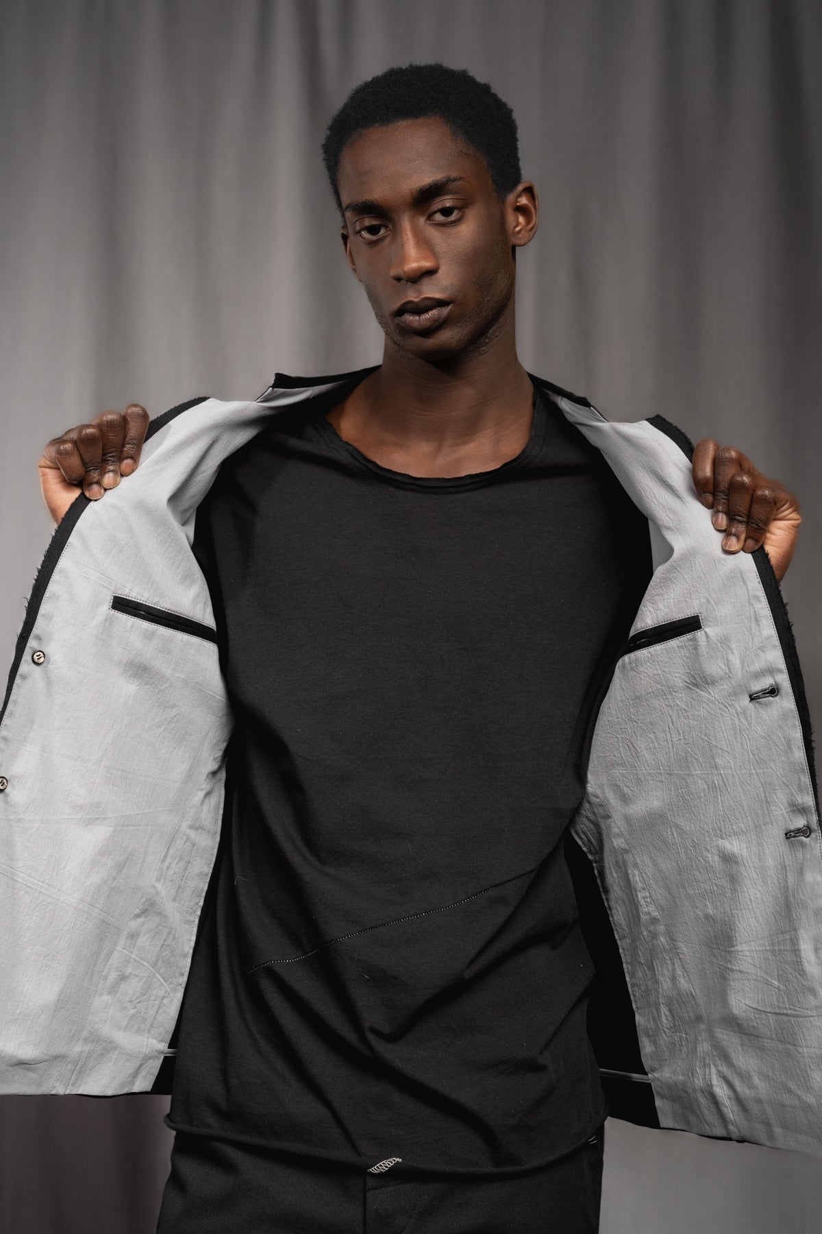 eigensinnig wien | Walpole | Leichtes Herren Designersakko mit Stehkragen aus schwarzer Gabardine-Baumwolle