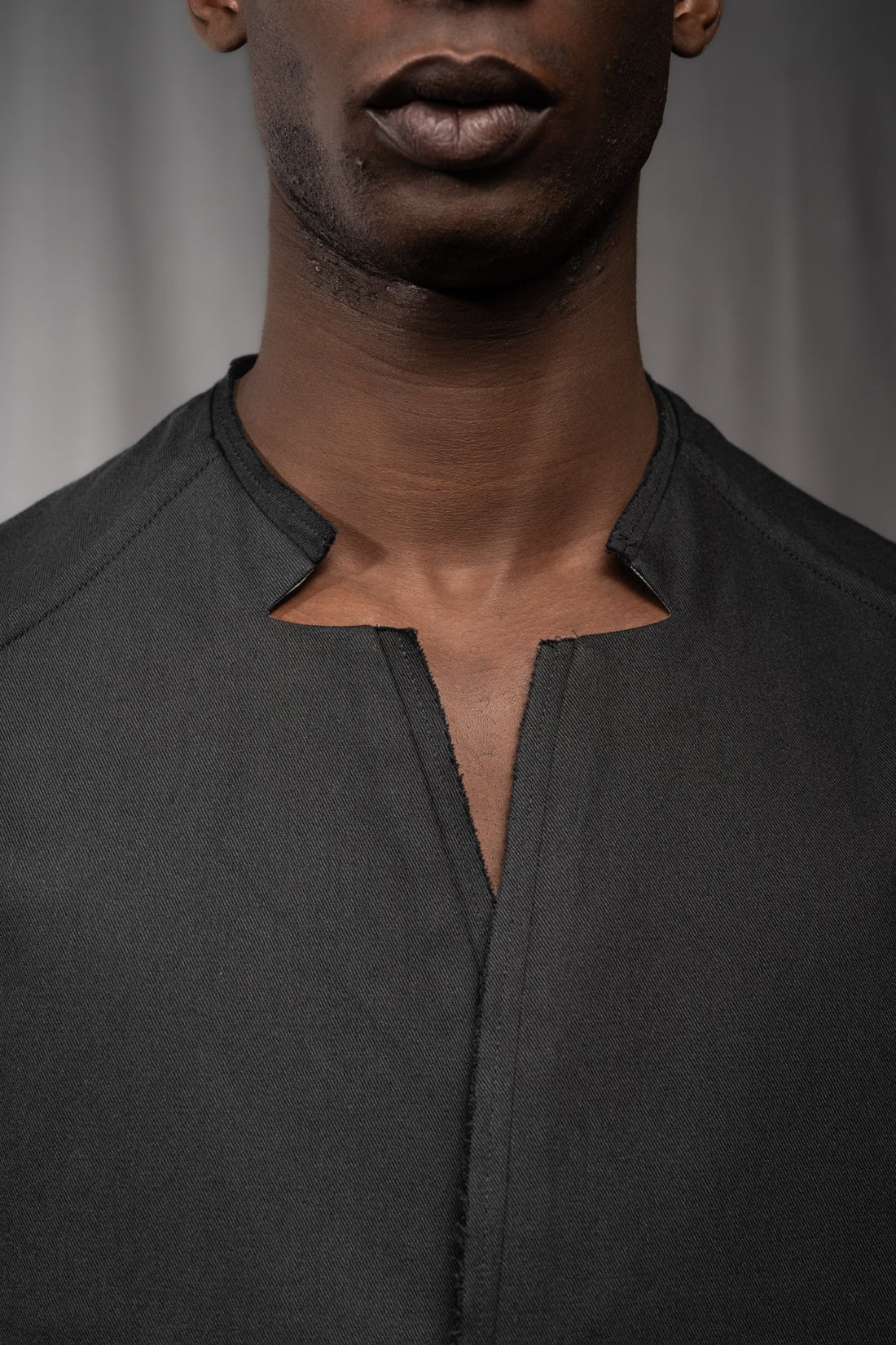 eigensinnig wien | Walpole | Leichtes Herren Designersakko mit Stehkragen aus schwarzer Gabardine-Baumwolle