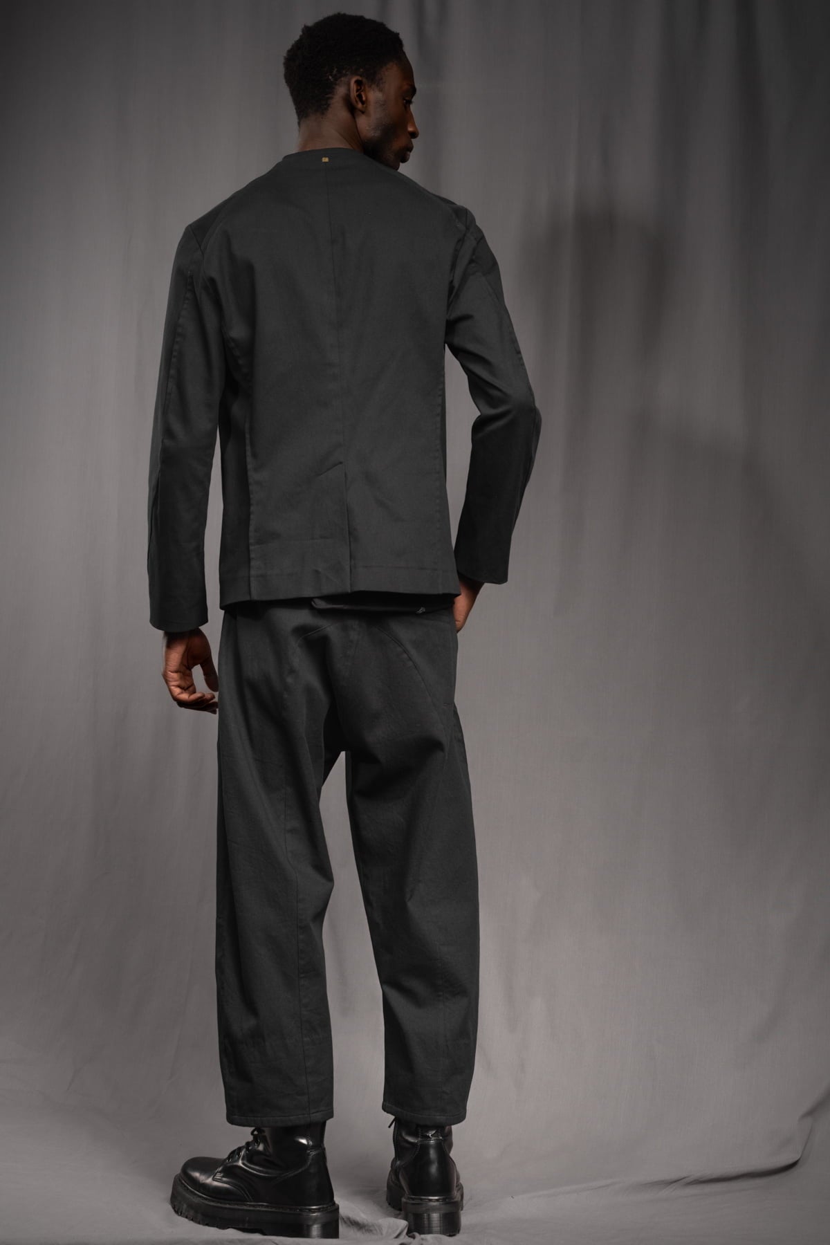 eigensinnig wien | WalQua | Schwarzer Designer Herrenanzug aus Gabardine-Baumwolle