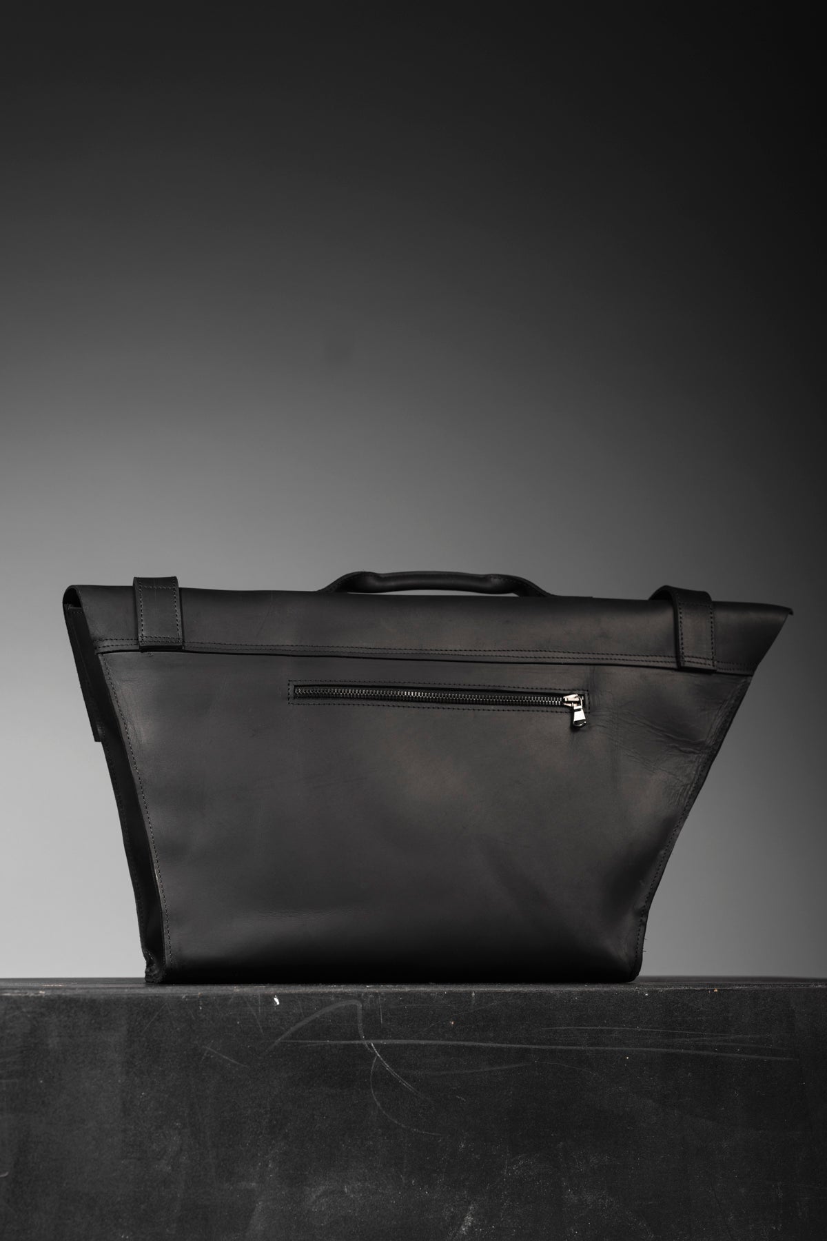 eigensinnig wien | Wellen | Schwarze Designer Ledertasche mit außergewöhnlichem Details