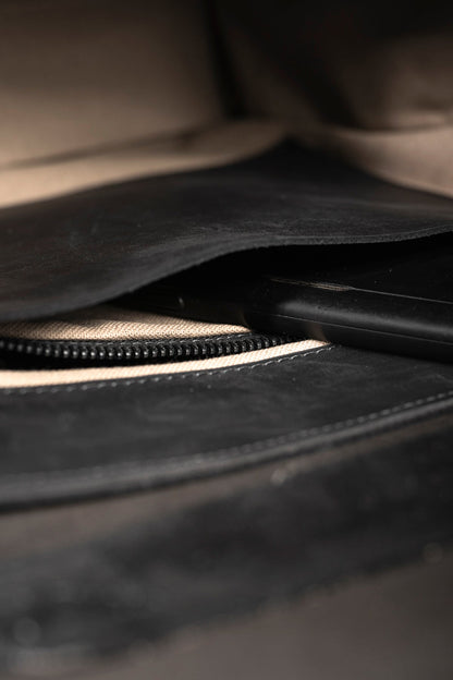 eigensinnig wien | Wellen | Schwarze Designer Ledertasche mit außergewöhnlichem Details