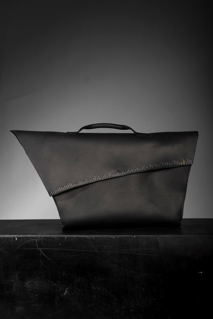 eigensinnig wien | Wellen | Schwarze Designer Ledertasche mit außergewöhnlichem Details