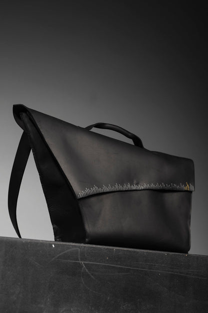 eigensinnig wien | Wellen | Schwarze Designer Ledertasche mit außergewöhnlichem Details