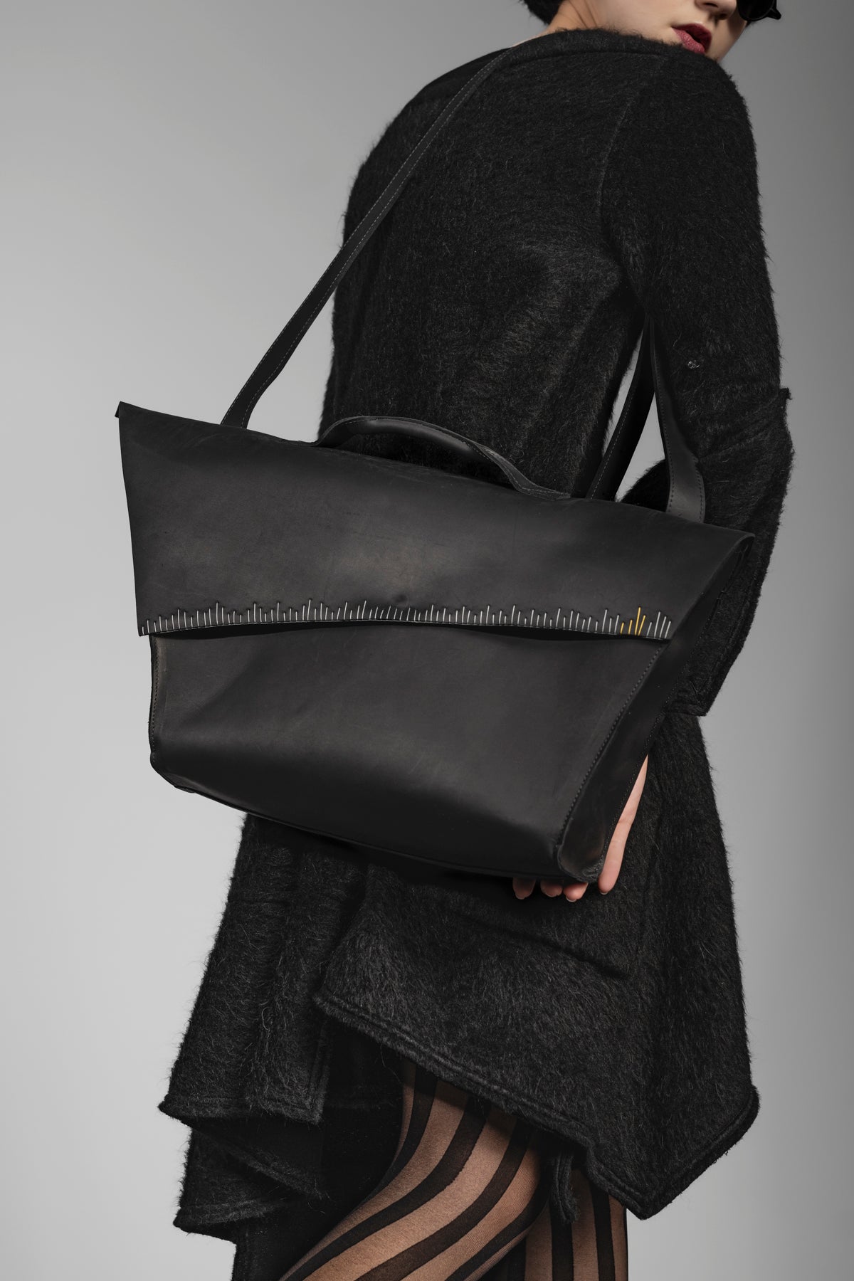 eigensinnig wien | Wellen | Schwarze Designer Ledertasche mit außergewöhnlichem Details