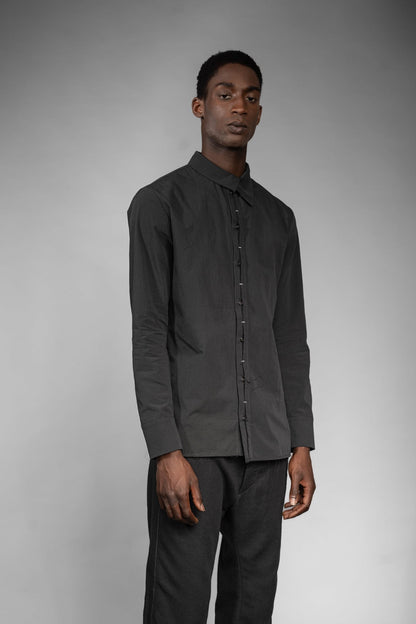 eigensinnig wien | Wittgenstein | Schwarzes Herren-Designerhemd mit unkonventionellem Kragen aus japanischer Baumwolle
