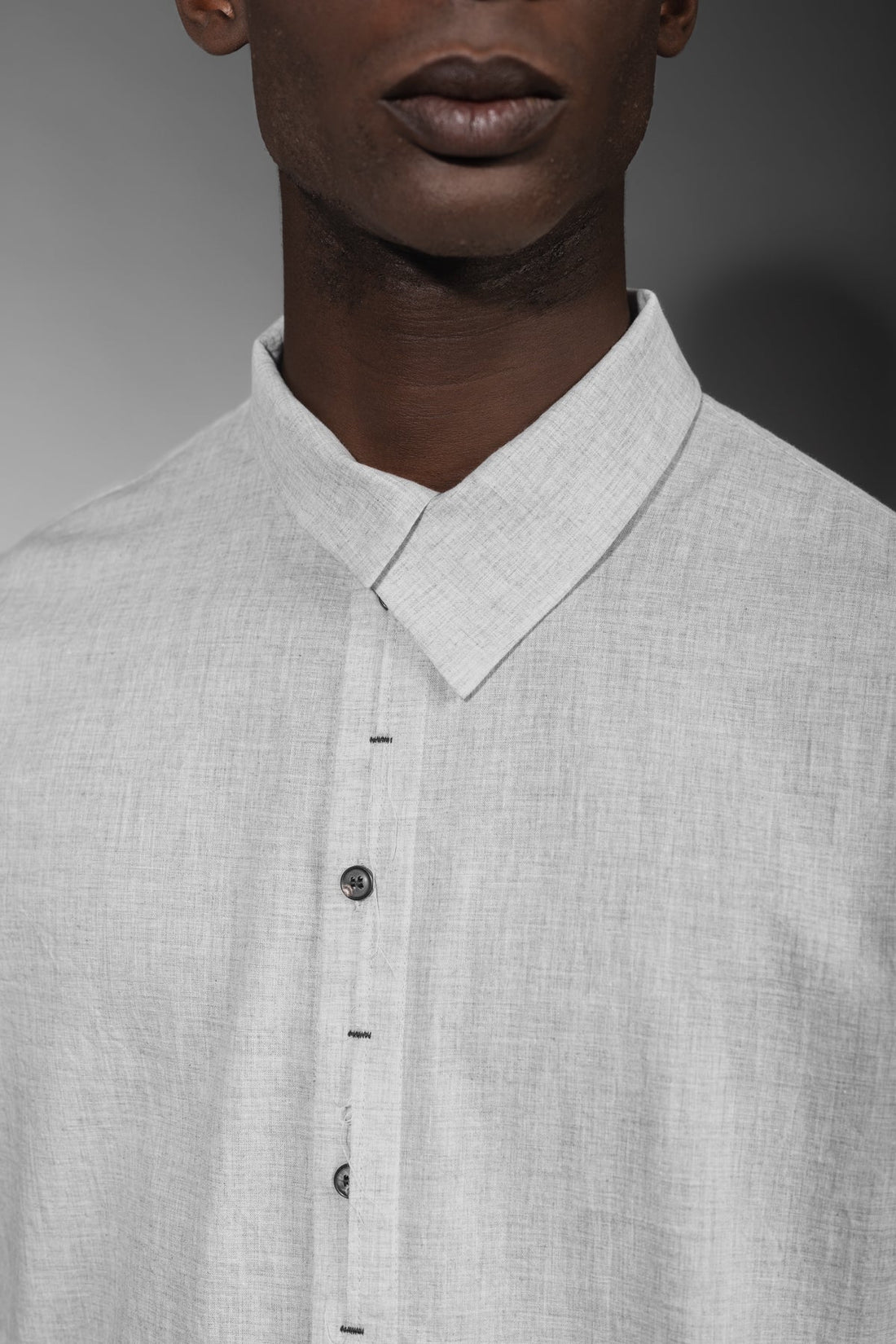 eigensinnig wien | Wittgenstein | Weißes Herren Designerhemd mit unkonventionellem Kragen aus japanischer Baumwolle