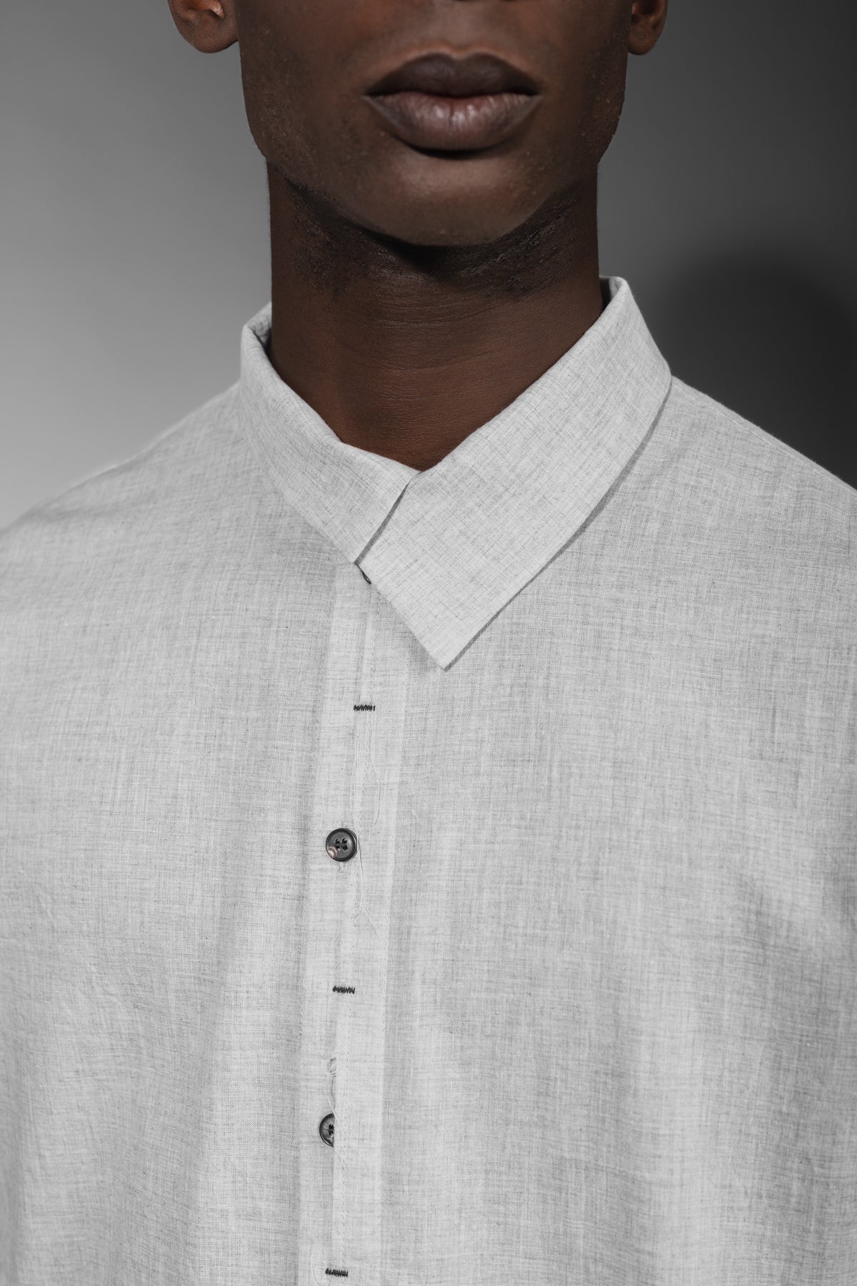 eigensinnig wien | Wittgenstein | Weißes Herren Designerhemd mit unkonventionellem Kragen aus japanischer Baumwolle