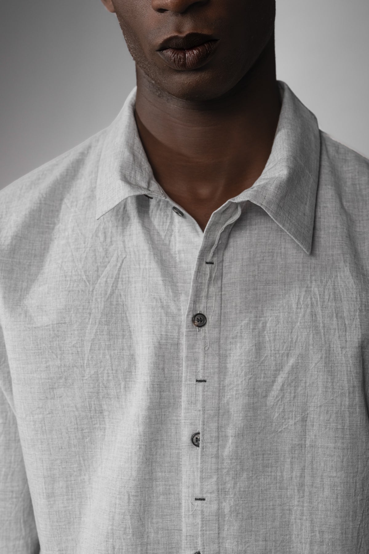 eigensinnig wien | Wittgenstein | Weißes Herren Designerhemd mit unkonventionellem Kragen aus japanischer Baumwolle