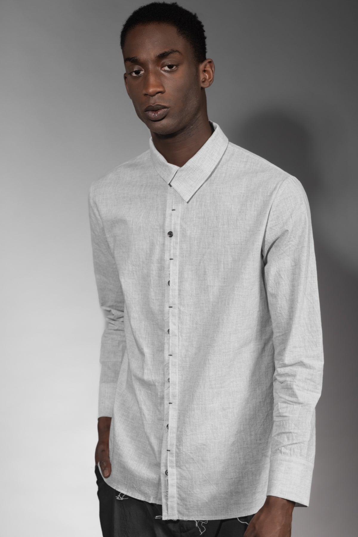 eigensinnig wien | Wittgenstein | Weißes Herren Designerhemd mit unkonventionellem Kragen aus japanischer Baumwolle