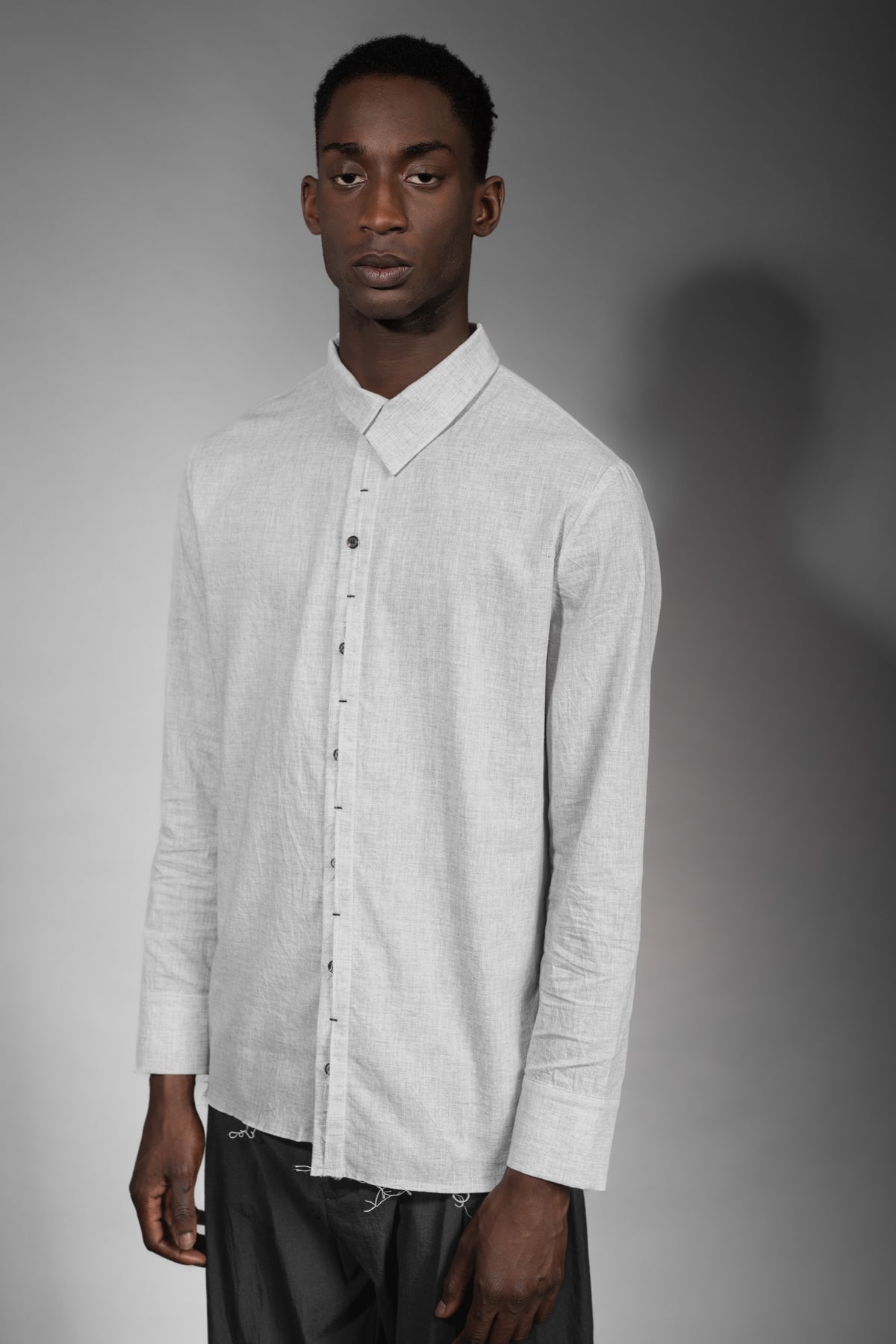 eigensinnig wien | Wittgenstein | Weißes Herren Designerhemd mit unkonventionellem Kragen aus japanischer Baumwolle