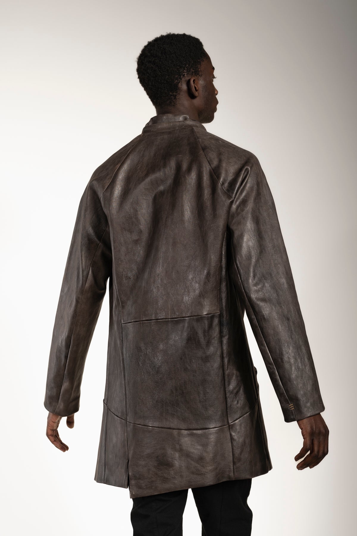 Extravaganter Designer Ledermantel für Herren in Braun